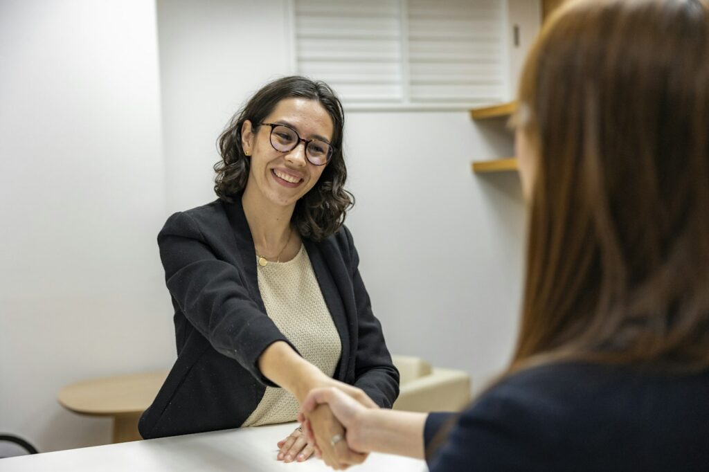 Colloquio di lavoro: stretta di mano e sorriso